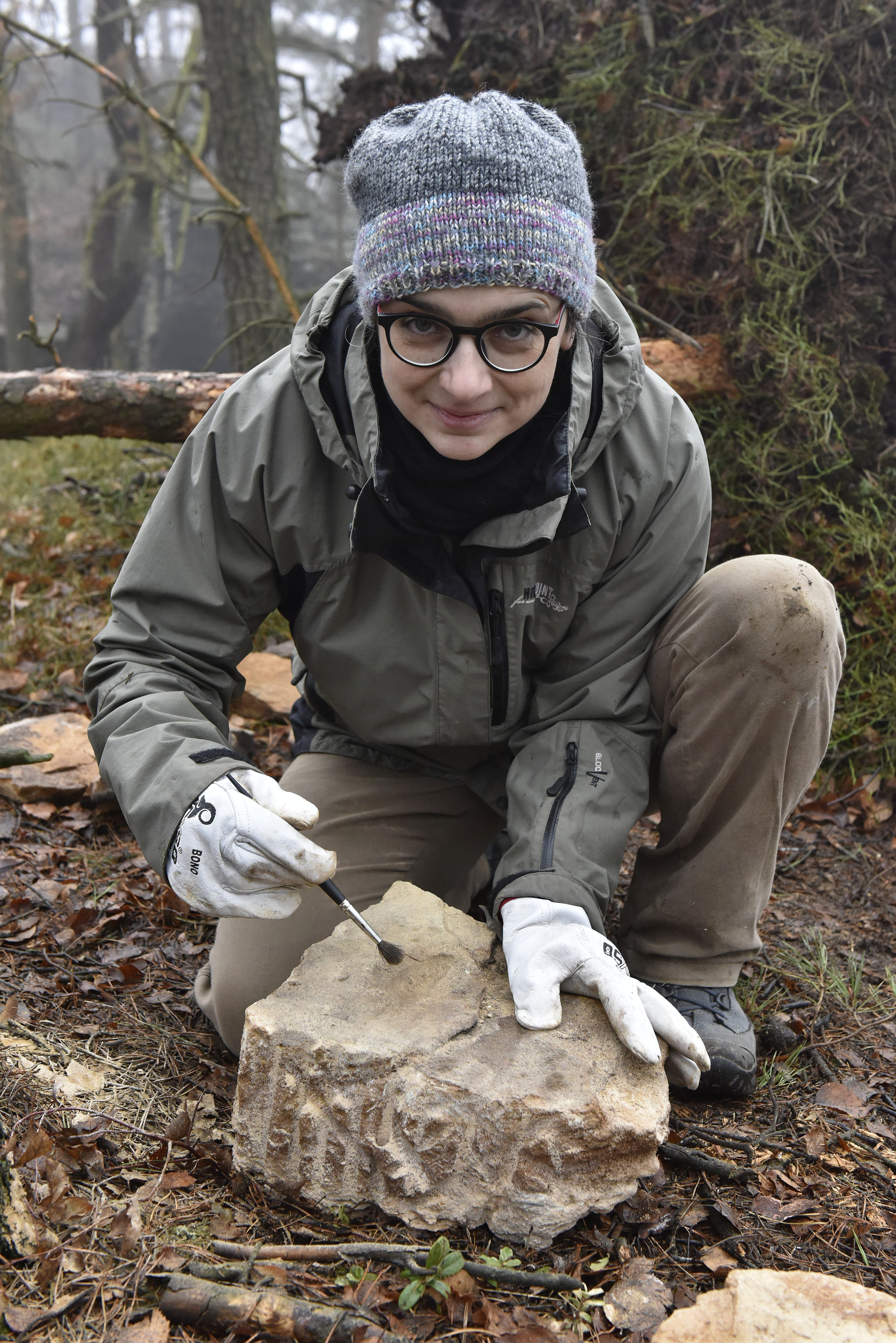 Geoložka Zuzana Vařilová ukazuje fosílii nalezenou v Tiských stěnách