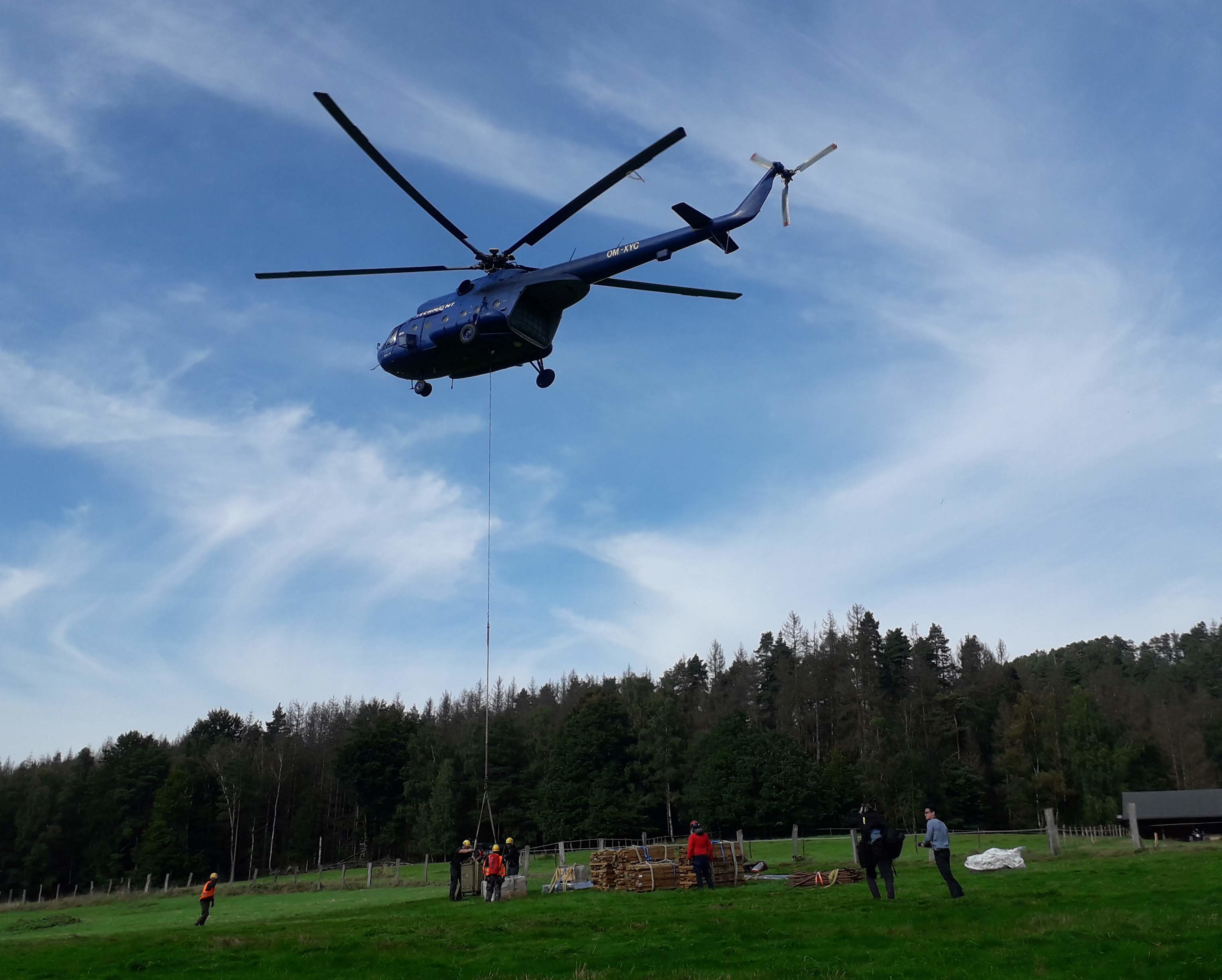 Vrtulník dopravuje materiál na sklaní hrádek Šaunštejn. Foto: Tomáš Salov