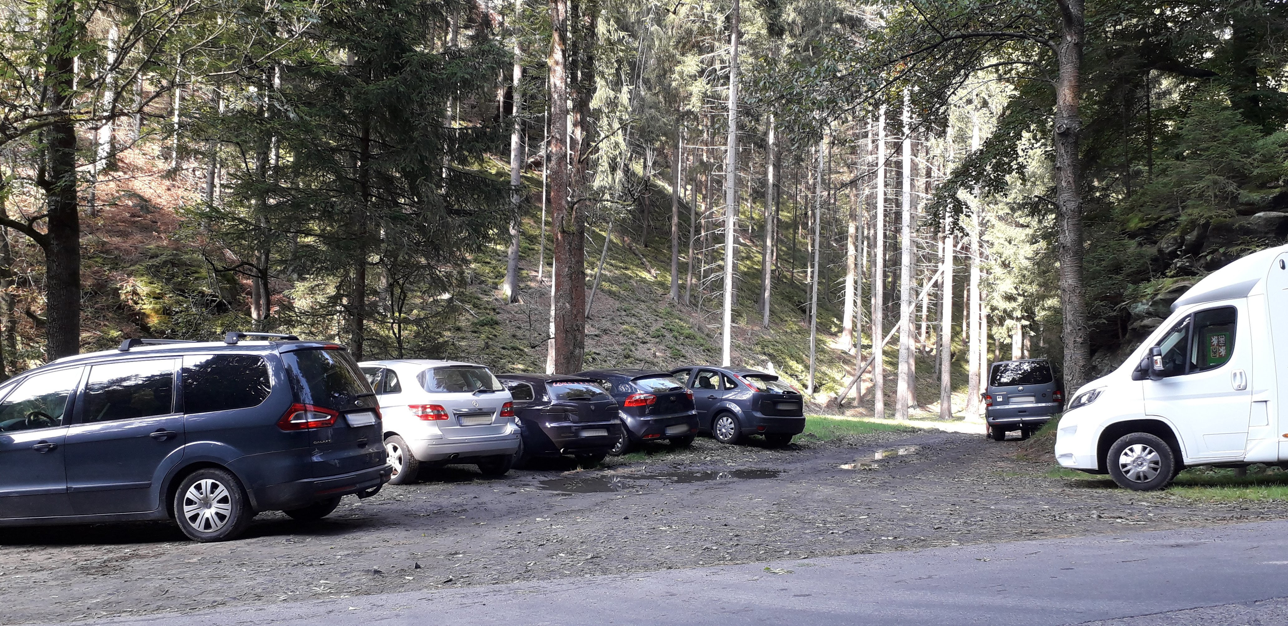 Častý obrázek v hlavní turistické sezóně: Automobily parkující na nesprávných místech. Foto: Tomáš Salov 
