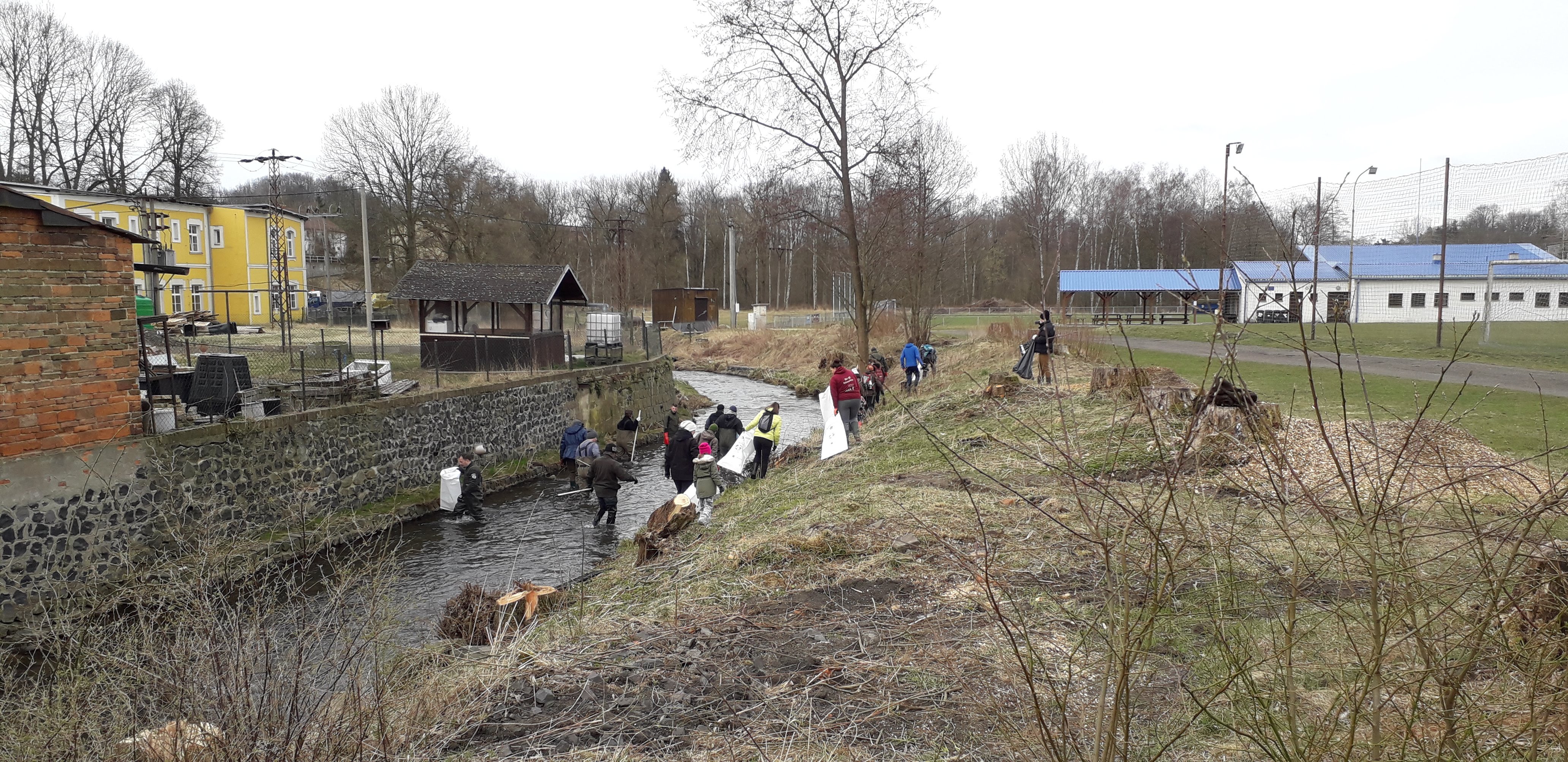 Dobrovolníci při úklidu řeky Kamenice. Foto: Tomáš Salov