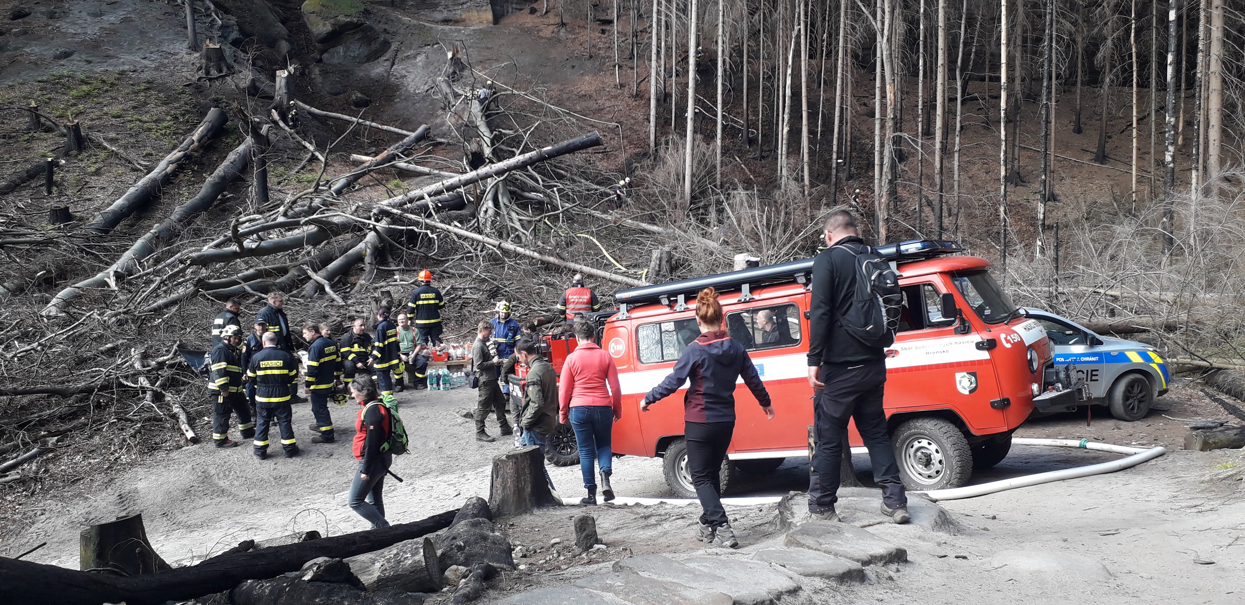Na hasebním zásahu se podílelo devět hasičských jednotek, na místě byly složky Policie ČR. Foto: Tomáš Salov