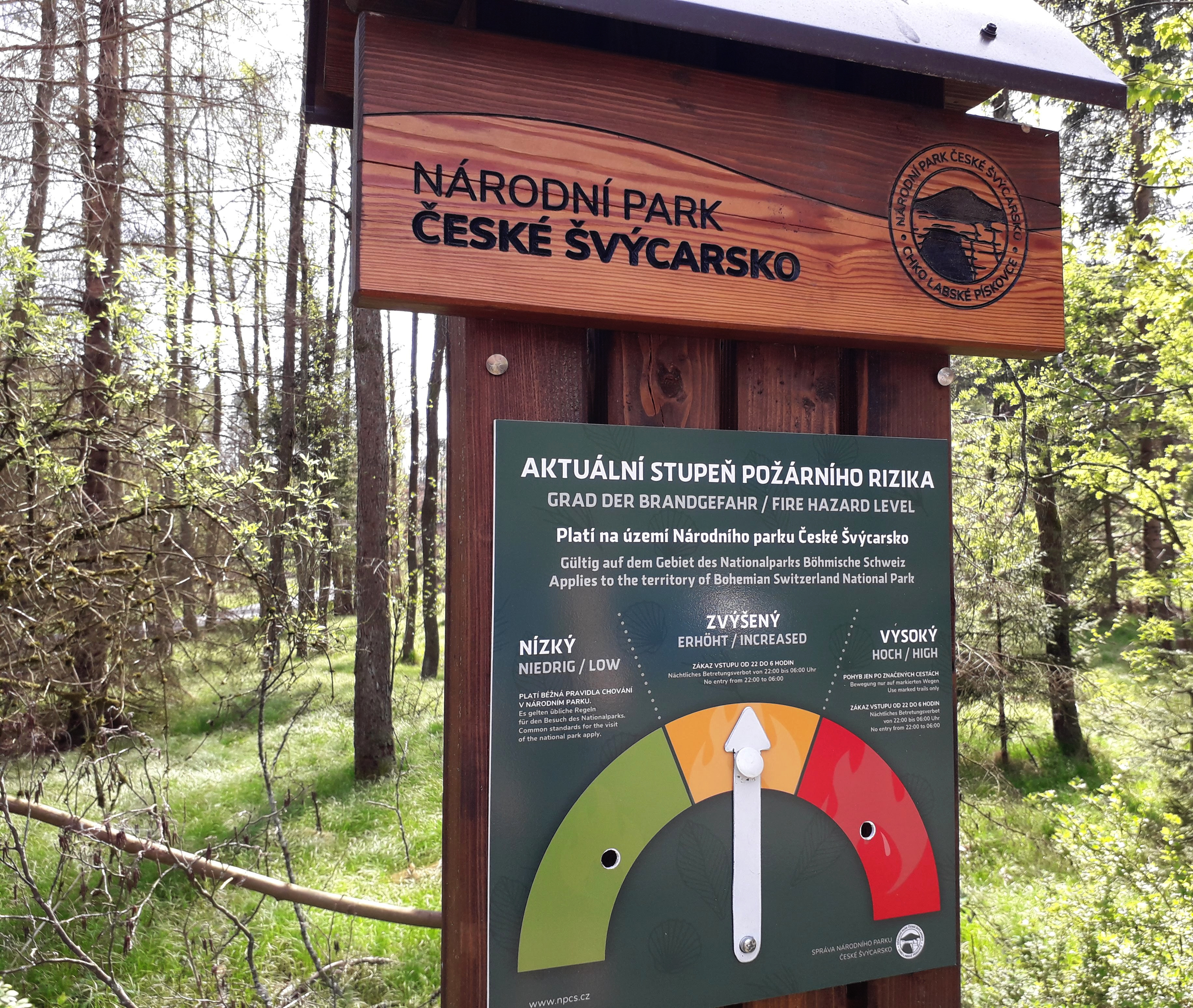 Návštěvníky o míře požárního nebezpečí budou informovat nové ukazatele u vstupů do národního parku. Pracovníci správy parku je instalují v průběhu května. Foto: Tomáš Salov
