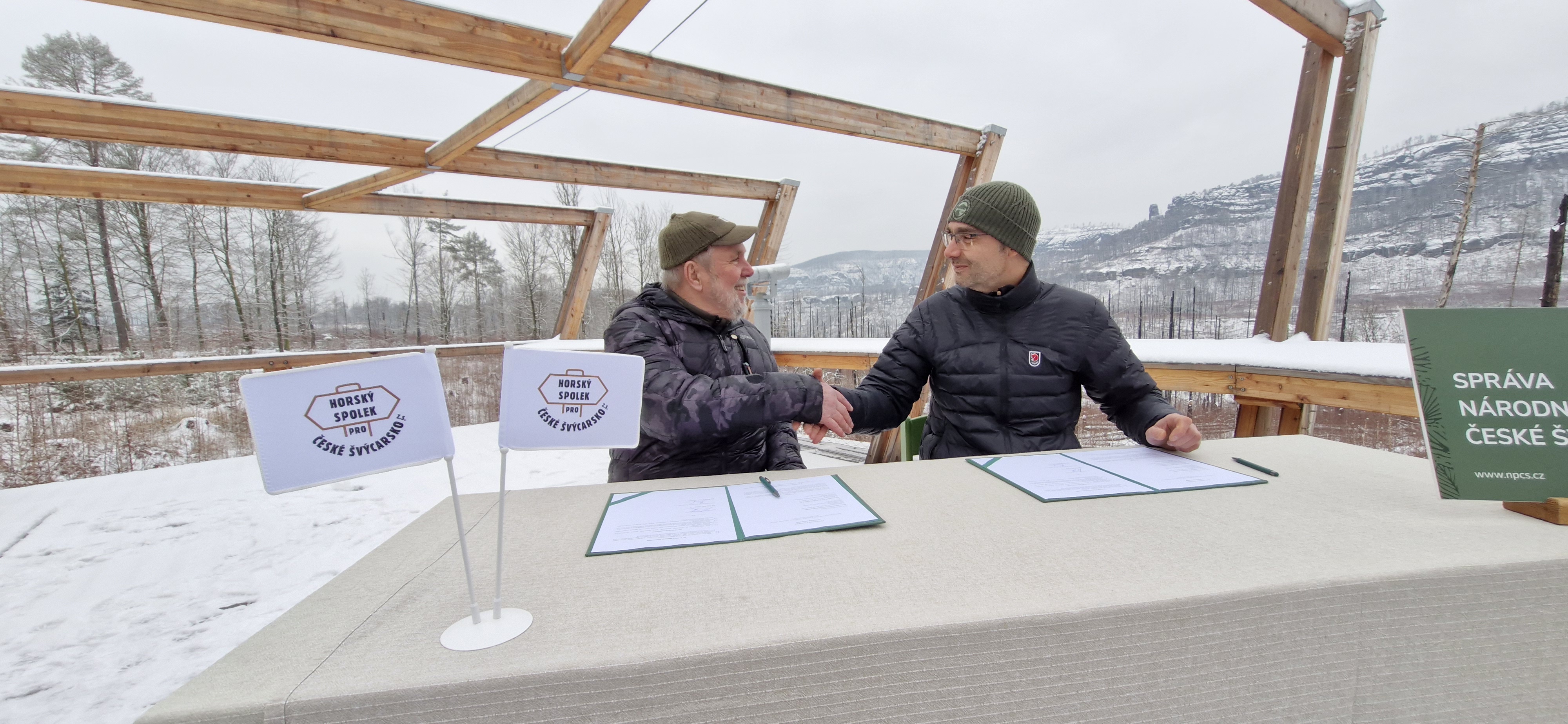 Předseda Horského spolku pro České Švýcarsko Richard Vech a ředitel Správy Národního parku České Švýcarsko Petr Kříž při podpisu Memoranda o spolupráci dne 27. ledna 2026 na vyhlídkové plošině Fénix v NP České Švýcarsko. Foto: Tomáš Salov