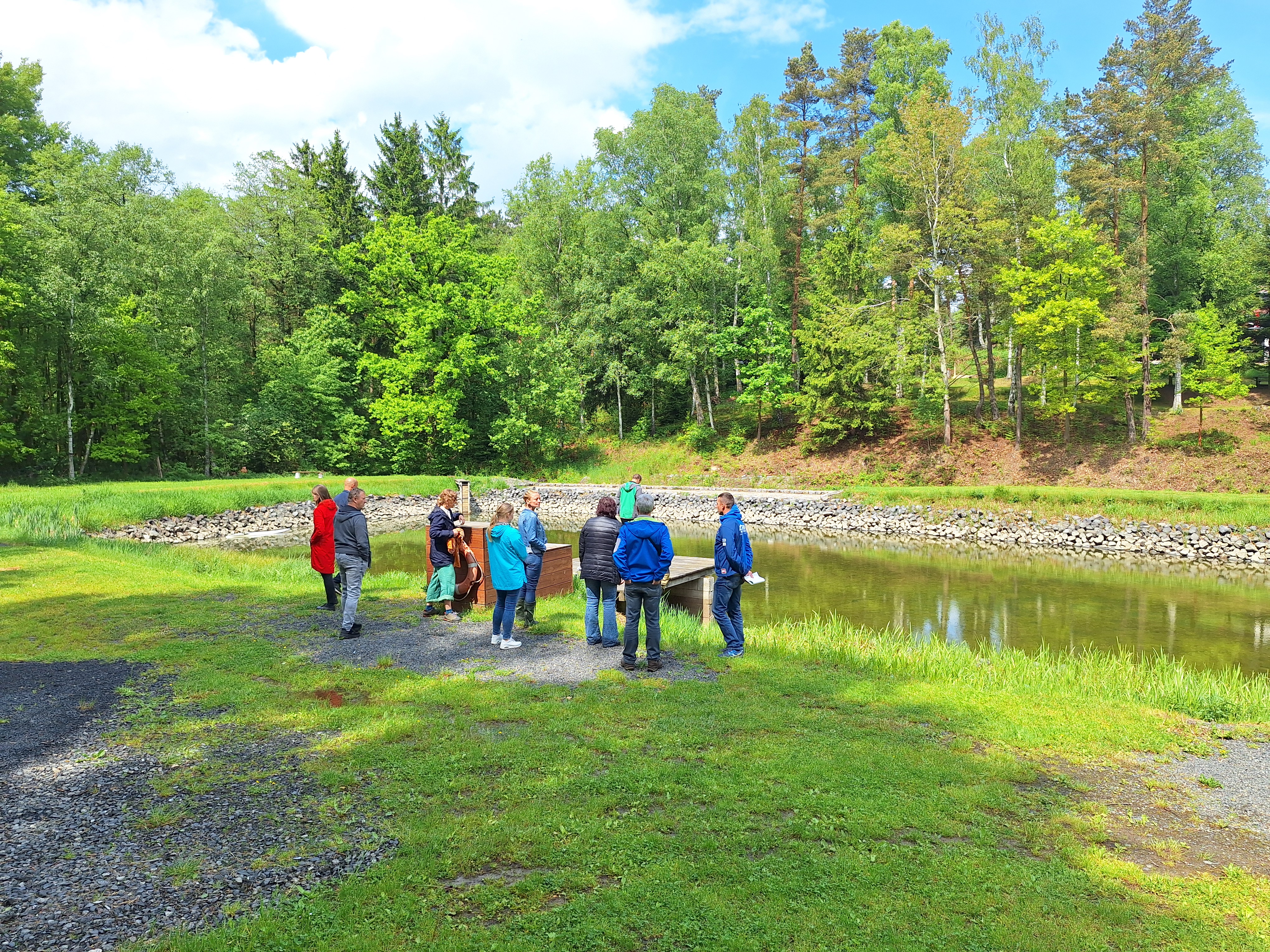 Účastníci workshopu se obeznámili se třemi projekty realizovanými dříve v oblasti Růžové. Na snímku koupací biotop. Foto: Ondřej Sekyra