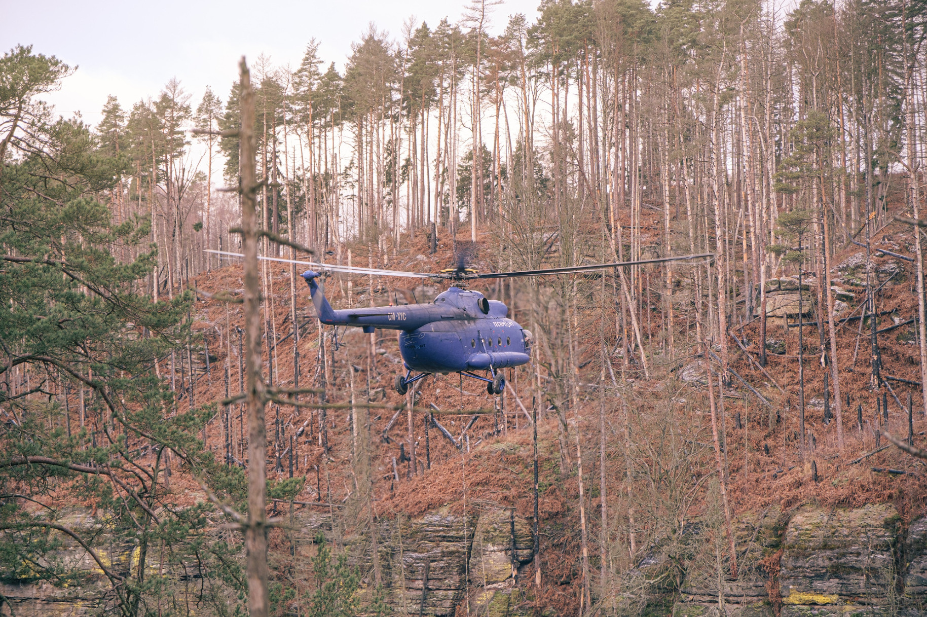 Vrtulník létal nad v náročným terénem Divoké soutěsky. Foto: Marek Král 