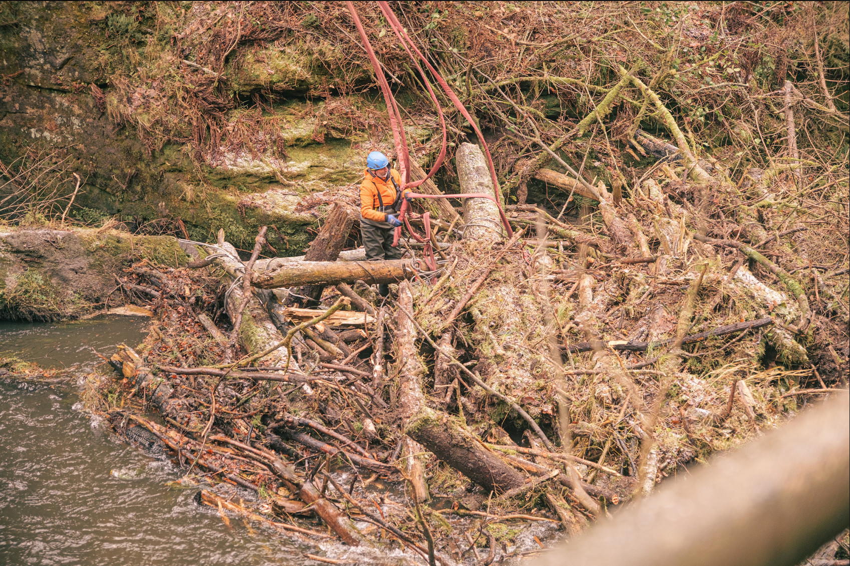 Nahromaděné kmeny v toku říčky Kamenice, tzv. nápěch. Pracovníci kmeny uvazovali na 50 metrů dlouhé lano vrtulníku. Foto: Marek Král 