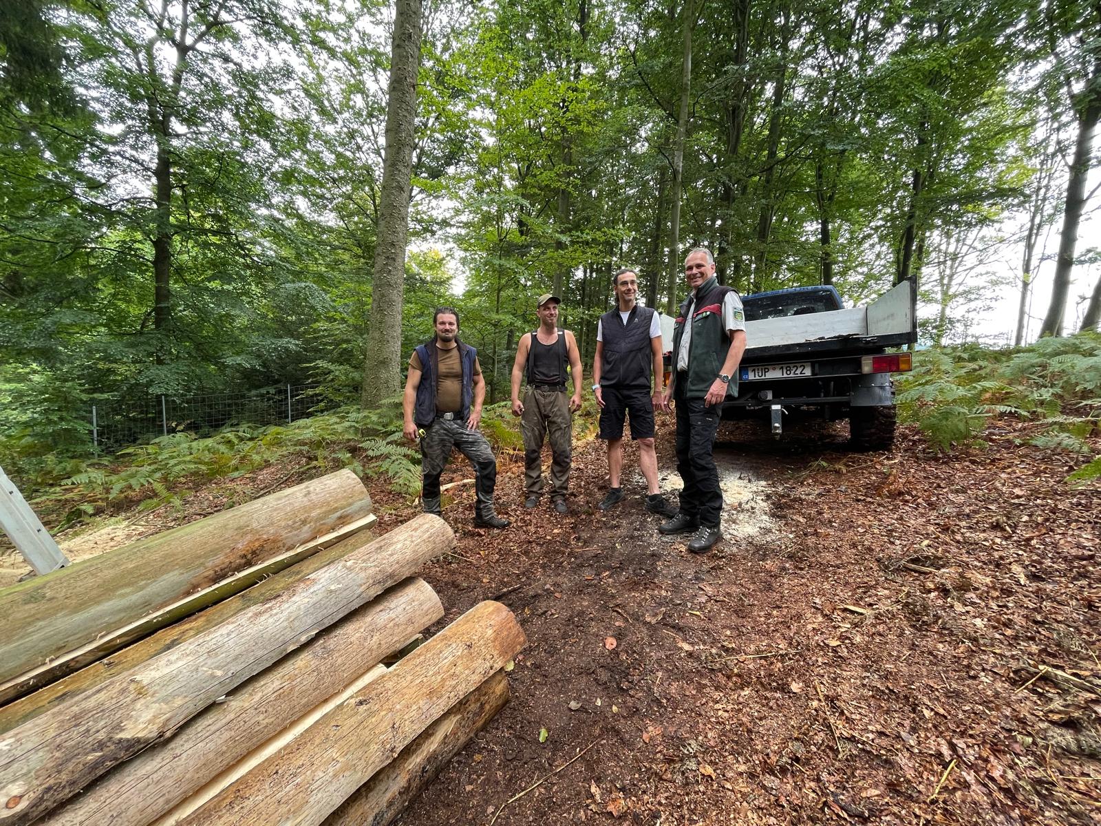 Ředitelé správ národních parků Saské a České Švýcarsko (zprava) Uwe Borrmeister a Petr Kříž spolu s pracovníky dodavatelské firmy. Foto: Nadja Rademacher