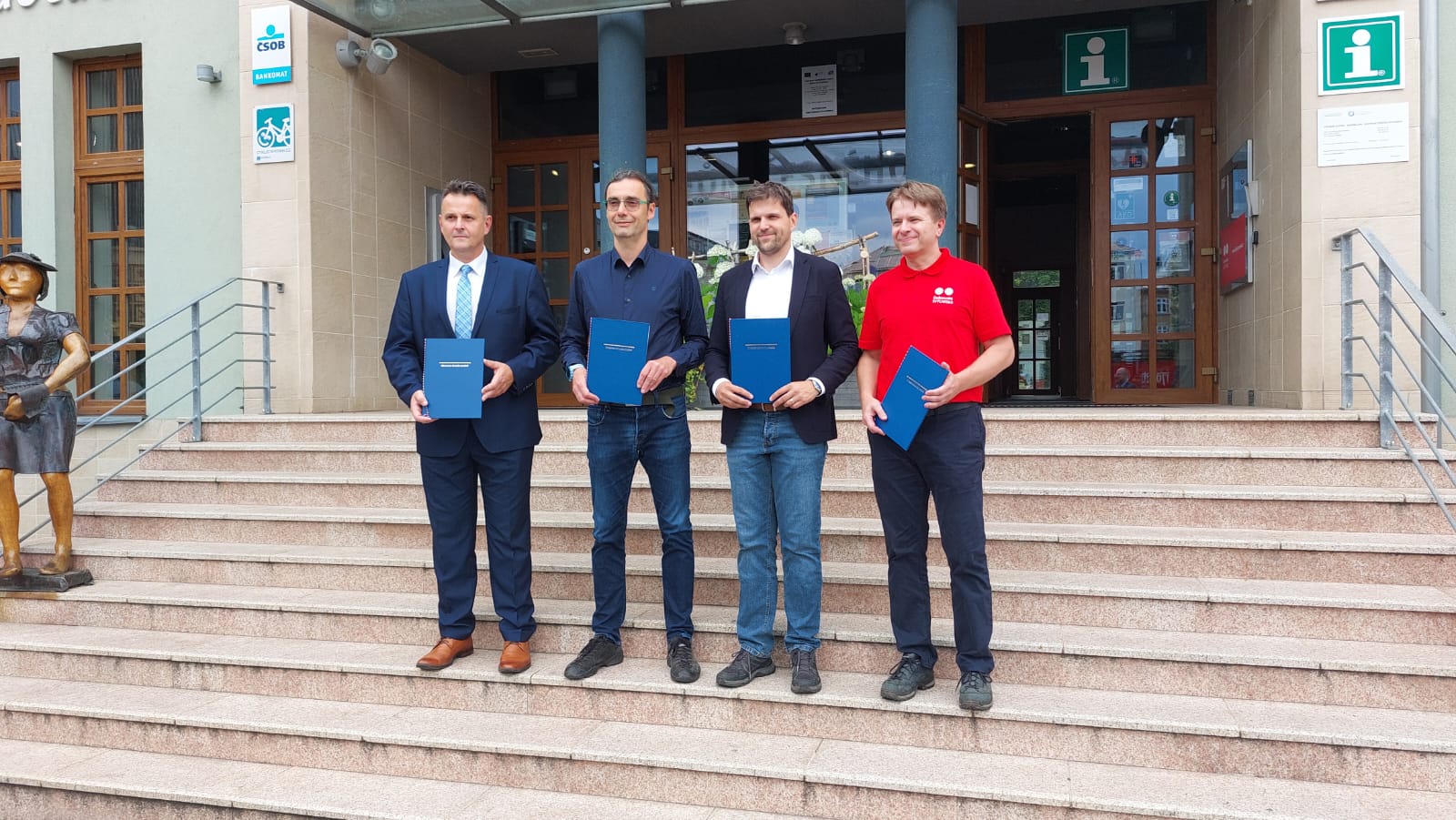 Signatáři memoranda o financování Domu Českého Švýcarska