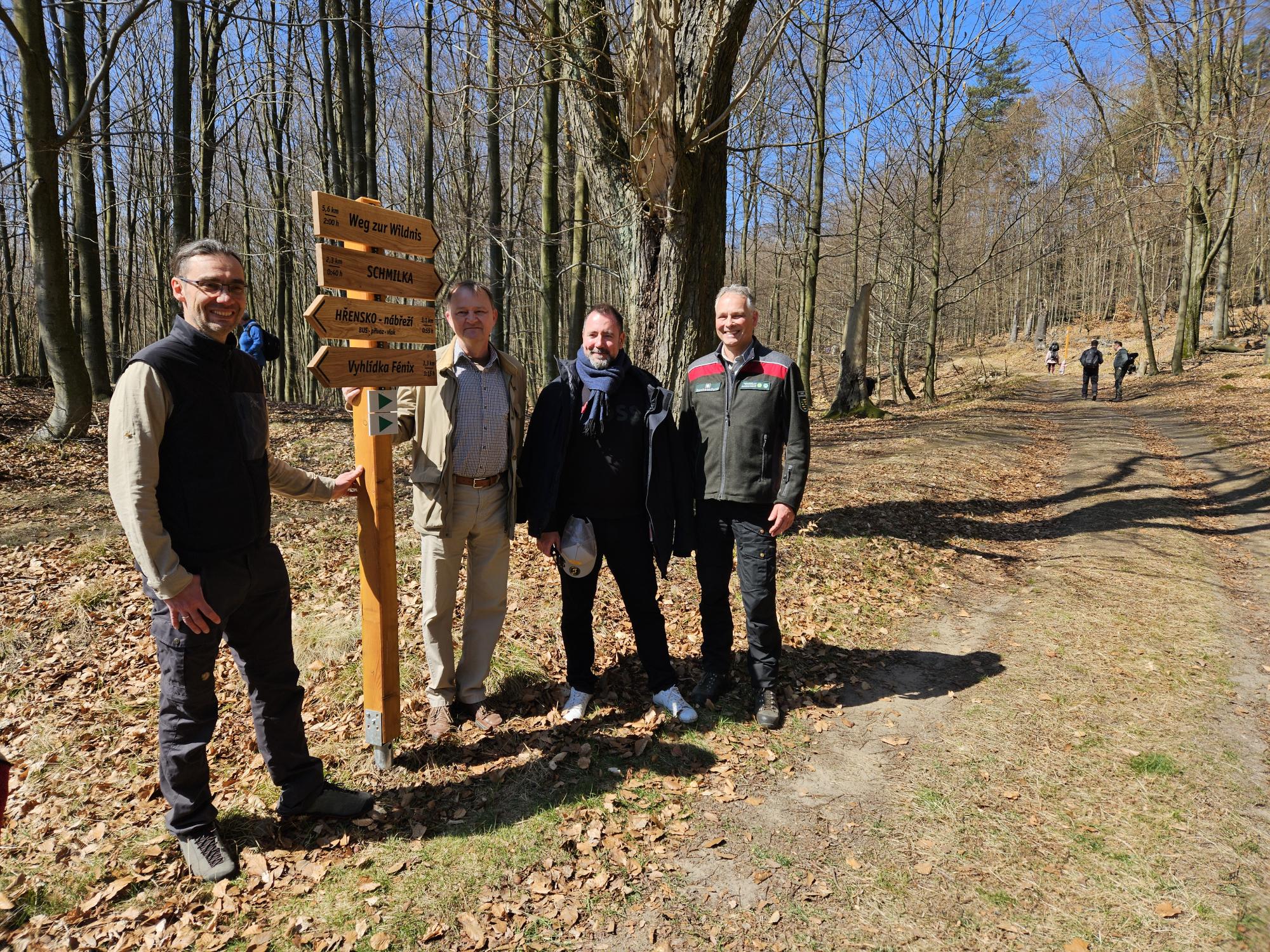 Ministr životního prostředí ČR Igor Červený, státní tajemník saského ministerstva životního prostředí Ulrich Menke a ředitelé národních parků České a Saské Švýcarsko u jednoho z rozcestníků nové turistické trasy. Foto: Kateřina Pacíková