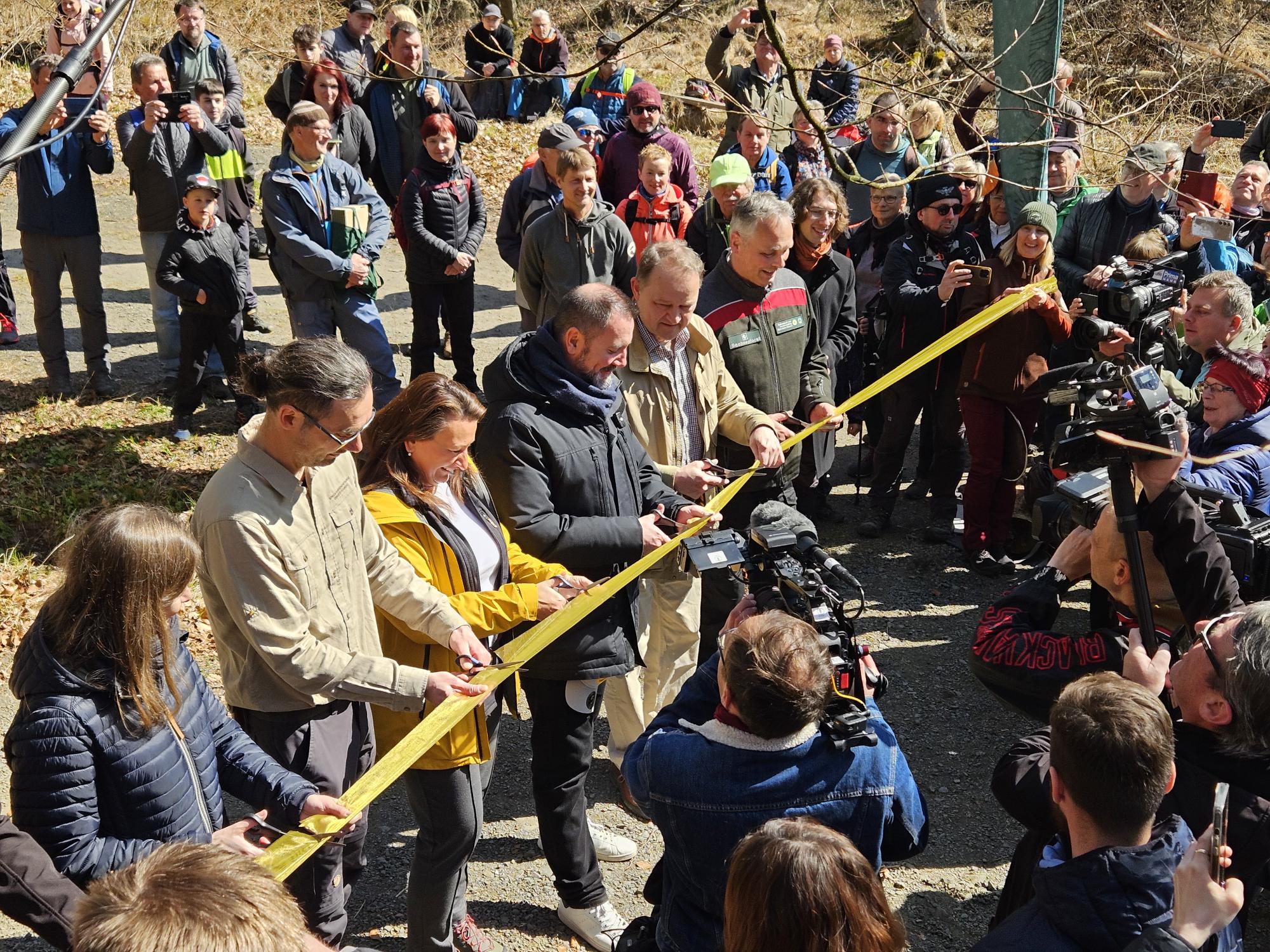 Stříhání pásky při slavnostním předání nové turistické trasy mezi národními parky České a Saské Švýcarsko. Foto: Kateřina Pacíková