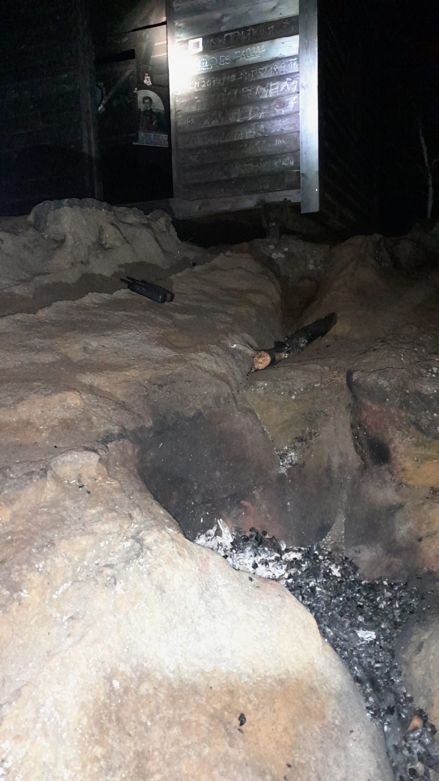 Ohniště se nacházelo na holé skále před vrcholovou chatkou na Rudolfově kameni. Chatka ani okolí zasaženy nebyly, v době příjezdu hasičů byl oheň již opuštěný. Foto: zasahující hasiči