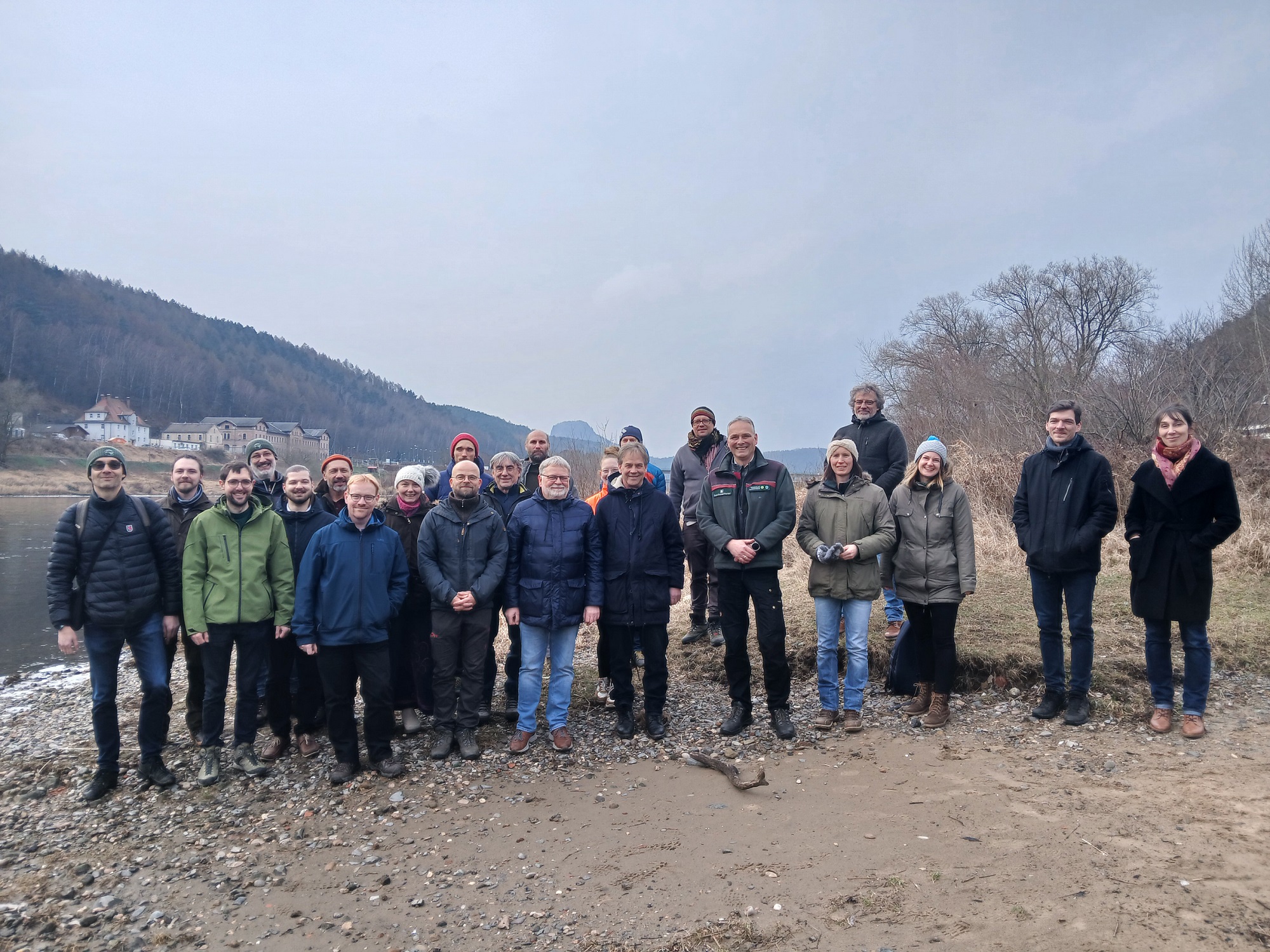 Účastníci jednání přeshraniční vědecké rady u břehu Labe v Bad Schandau. Foto: Kati Partzsch