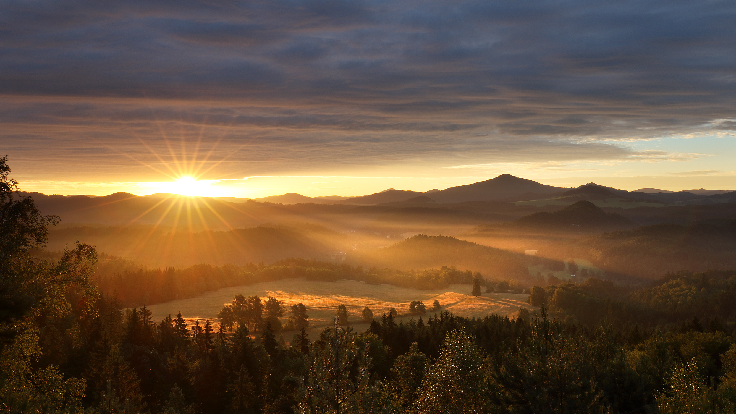 Ilustrační foto: Krajina Českého Švýcarska (NP České Švýcarsko a přilehlá CHKO Labské pískovce a Lužické hory). Foto: Václav Sojka 