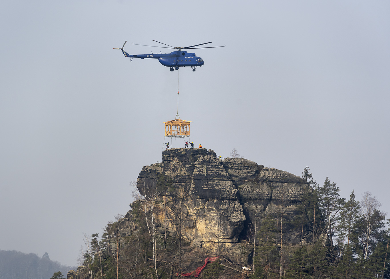 Altán Mariiny vyhlídky vynesl na vrchol skály vrtulník