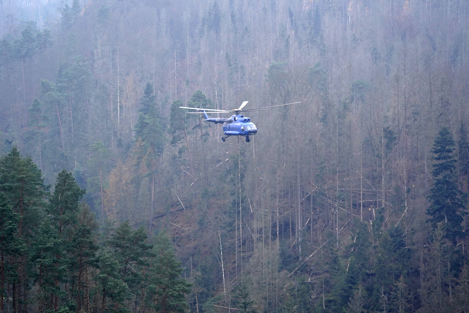 vrtulník MI-8 při transportu souší