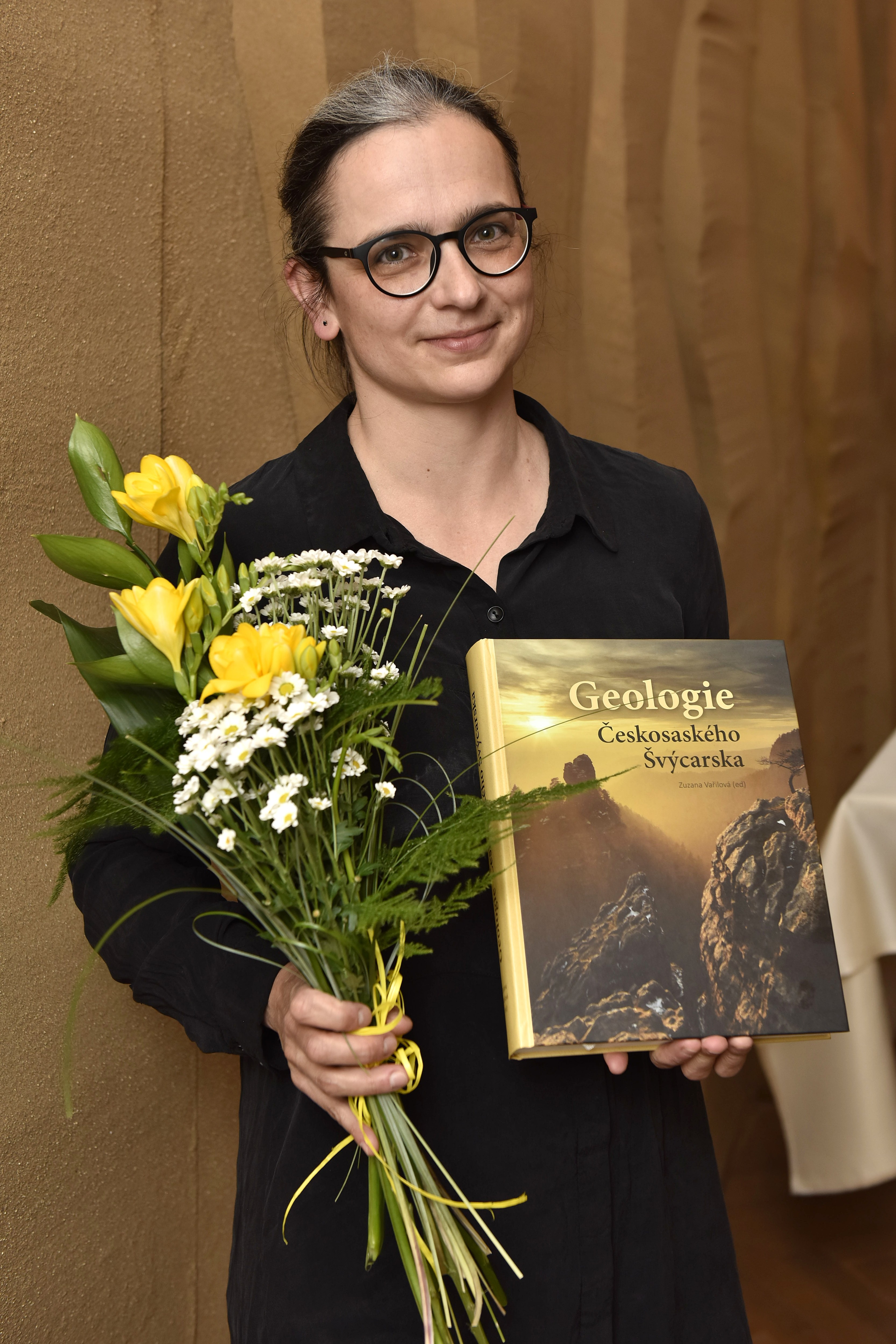Hlavní editorka a spoluautorka knihy Zuzana Vařilová prezentuje novou knihu Geologie Českosaského Švýcarska. Foto: Muzeum města Ústí nad Labem