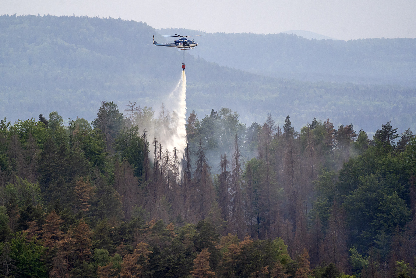 Vrtulník s hasicím vakem hasí požár