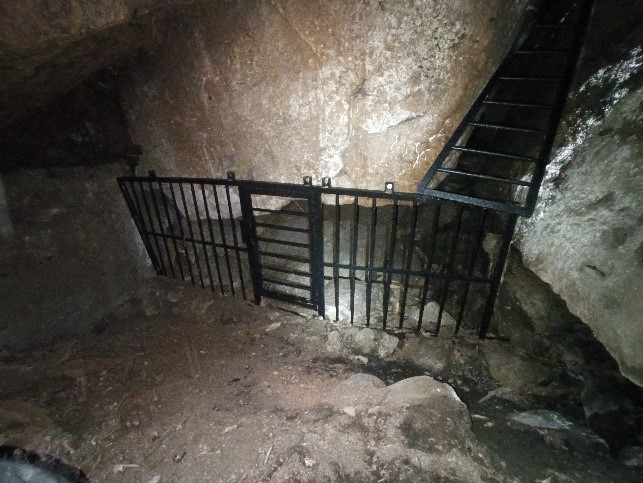 Nainstalované mříže v jedné z jeskyní NPR Kaňon Labe 
