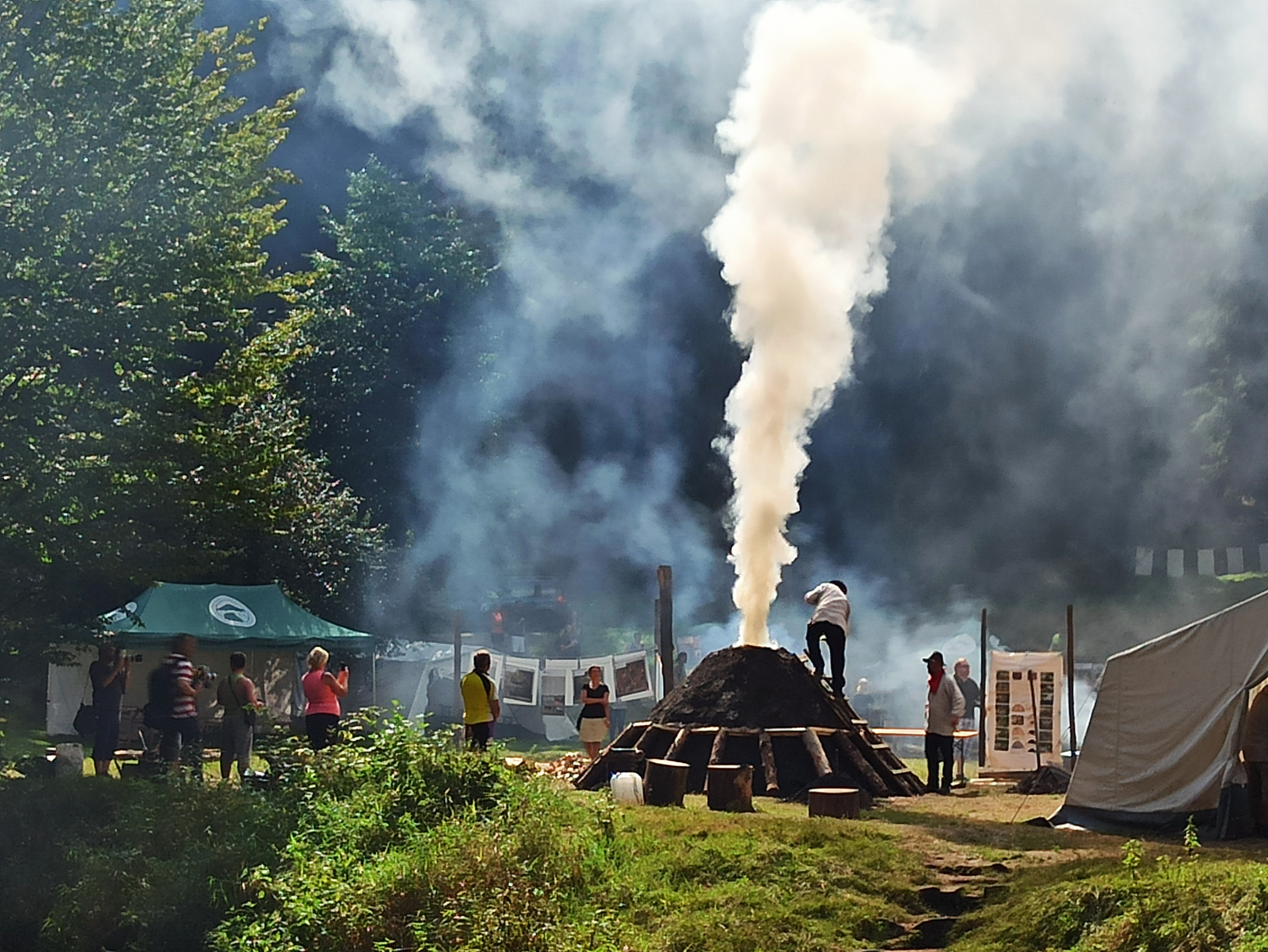 Doutnající milíř na louce u Královského smrku. Foto: Jakub Juda