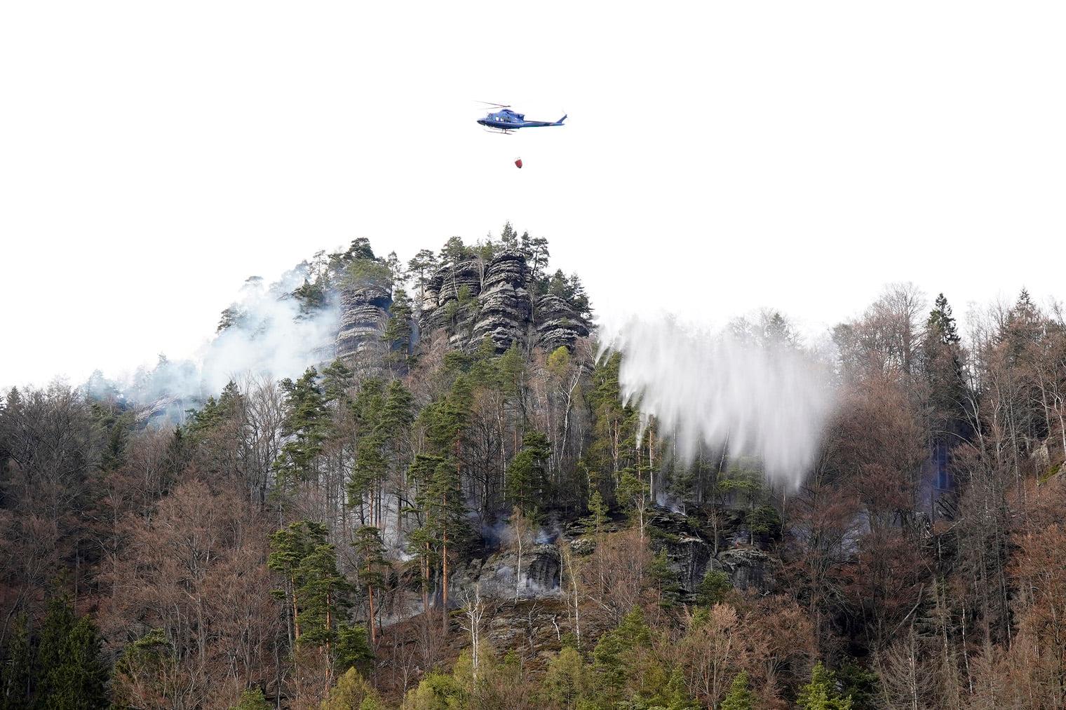 K hašení lesního požáru v komplikovaném terénu byl nasazen také vrzulník. Foto: Václav Sojka 