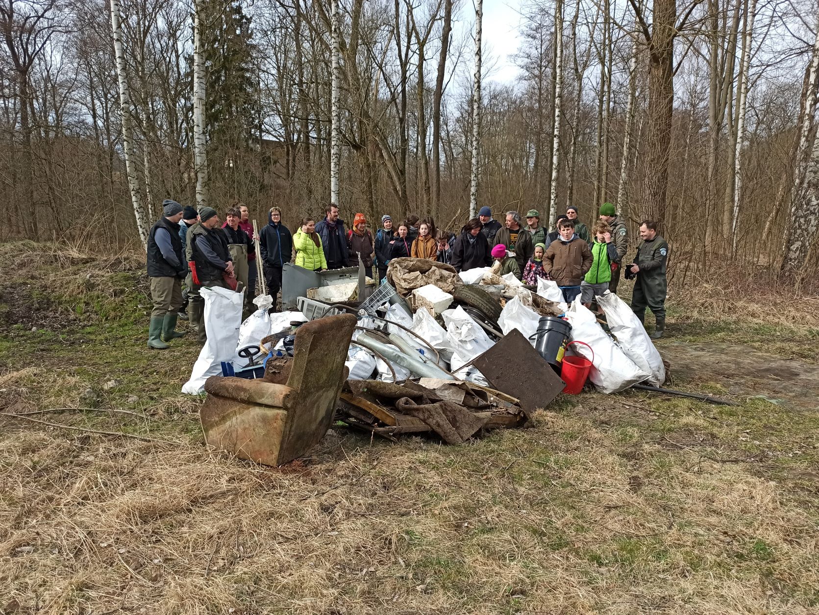 Dobrovolníci s odpady po úklidu řeky Kamenice. Foto: Jakub Juda
