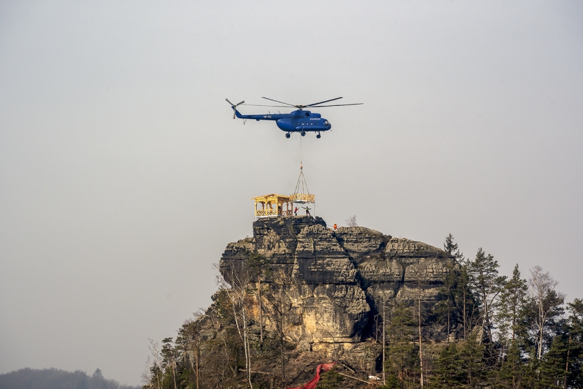 Vrtulník usazuje plošinu před altánem Mariiny vyhlídky