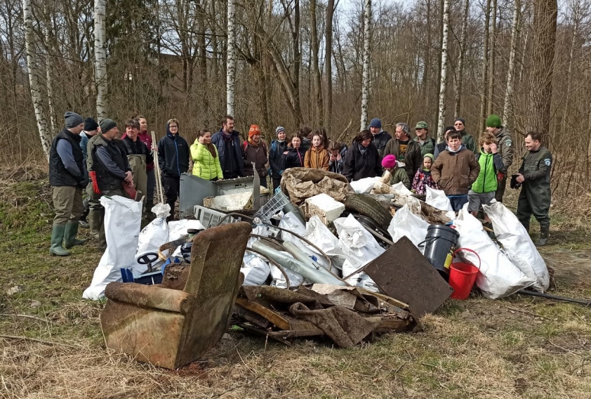 Dobrovolníci s odpady vytaženými z řeky Kamenice. Foto: Jakub Juda