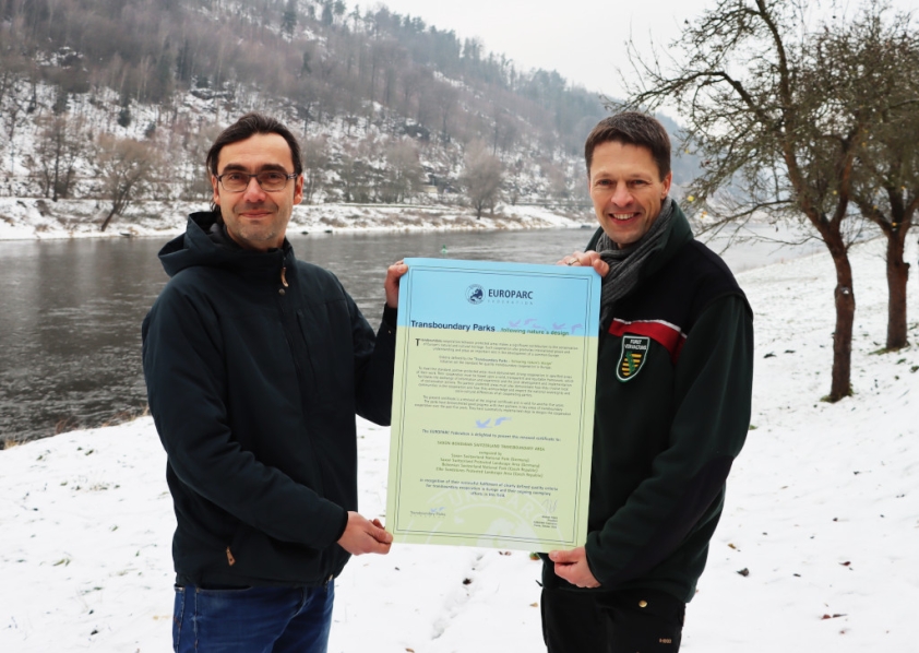 Ředitelé správ NP České a Saské Švýcarsko prezentují certifikát Transboundary Parks. Foto: Christian Starke