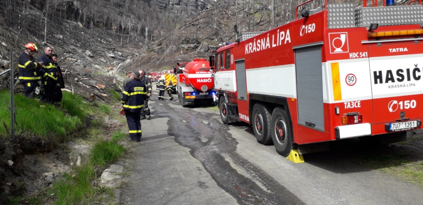 Hašení požáru na cestě k Pravčické bráně. Foto: Tomáš Salov