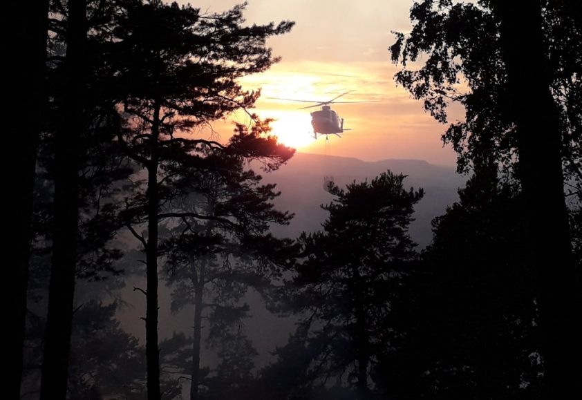 Vrtulník při hašení lesního požáru. Foto: Tomáš Salov
