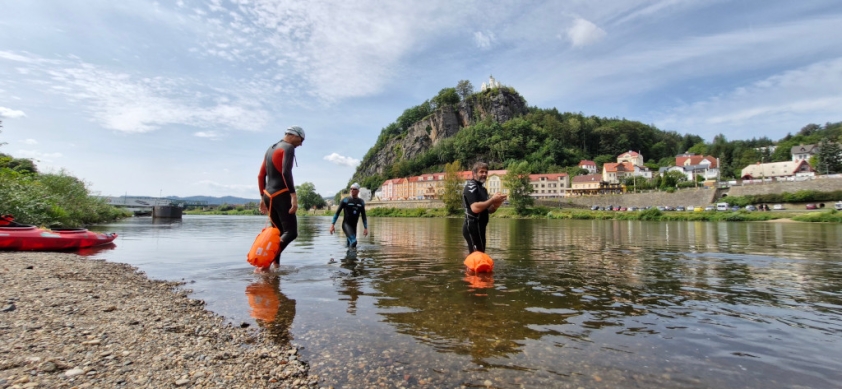 Plavci v rámci akce Pure Elba vstupují do Labe v Děčíně. Foto: Tomáš Salov