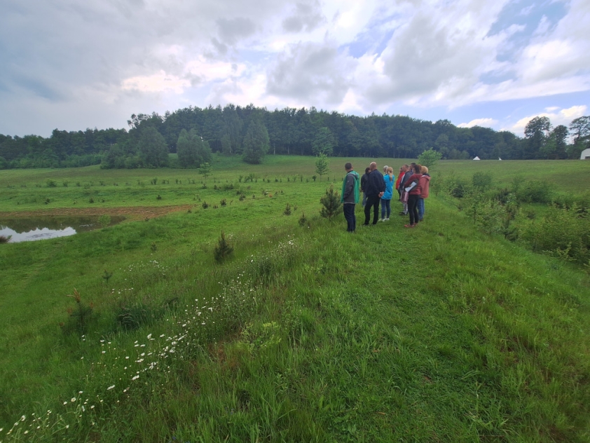 Účastníci workshopu se obeznámili se třemi projekty realizovanými dříve v oblasti Růžové. Na snímku suchý poldr jako protipovodňová ochrana obce. Foto: Ondřej Sekyra