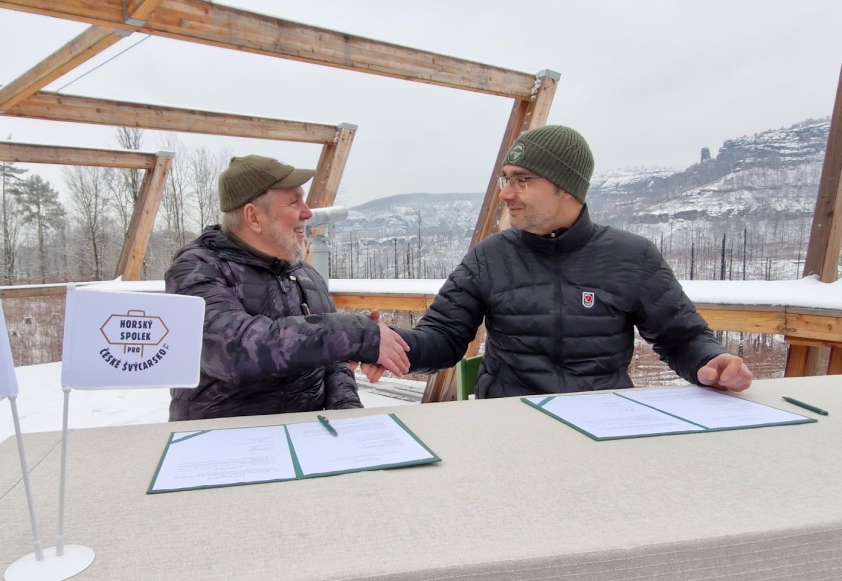 Předseda Horského spolku pro České Švýcarsko Richard Vech a ředitel Správy Národního parku České Švýcarsko Petr Kříž při podpisu Memoranda o spolupráci dne 27. ledna 2026 na vyhlídkové plošině Fénix v NP České Švýcarsko. Foto: Tomáš Salov