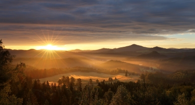 Ilustrační foto: Krajina Českého Švýcarska (NP České Švýcarsko a přilehlá CHKO Labské pískovce a Lužické hory). Foto: Václav Sojka 