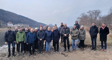 Účastníci jednání přeshraniční vědecké rady u břehu Labe v Bad Schandau. Foto: Kati Partzsch